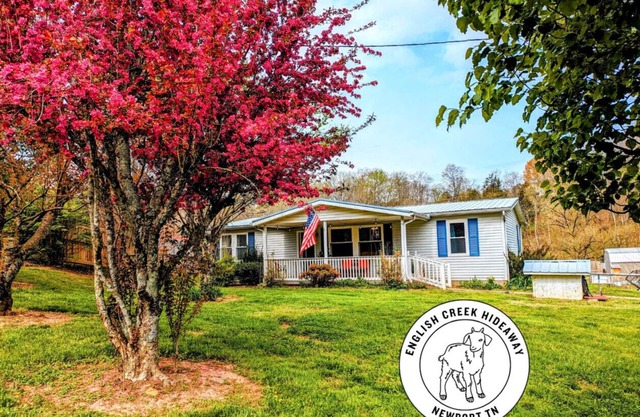 3BR Family Getaway on Goat Farm w 100 yr Old Barn