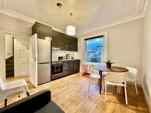 3BR flat, Free parking,Sleeps 6, 4 stope to Central London