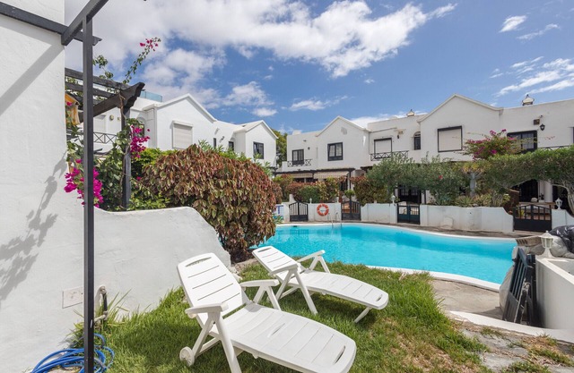 3BR House - Parking - Pool - 15 min walk to Beach