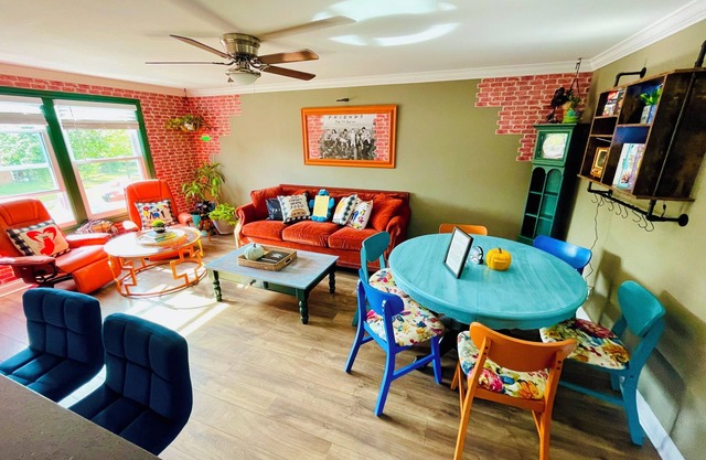 3BR House w/Paradise Garden Oasis and private pool in the heart of Schaumburg