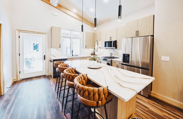 3BR luxury condo w/cozy fireplace - Perfect for holiday groups near the hospital & fairgrounds.