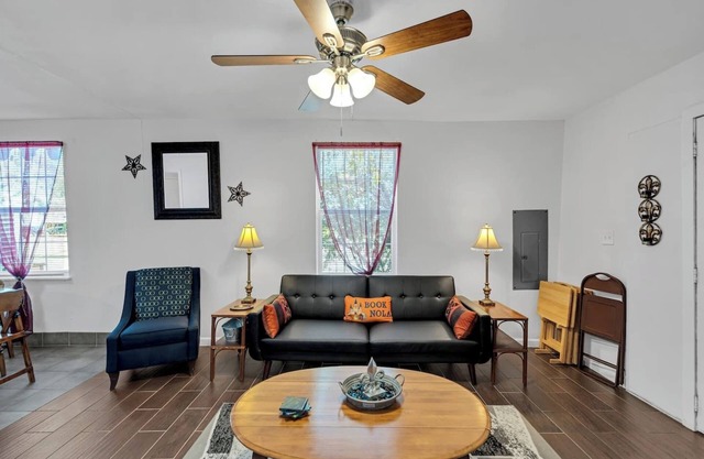 3BR Retreat with Backyard in Mid-City