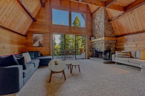 3BR with Sauna & Lake Views, 2 miles to Beach