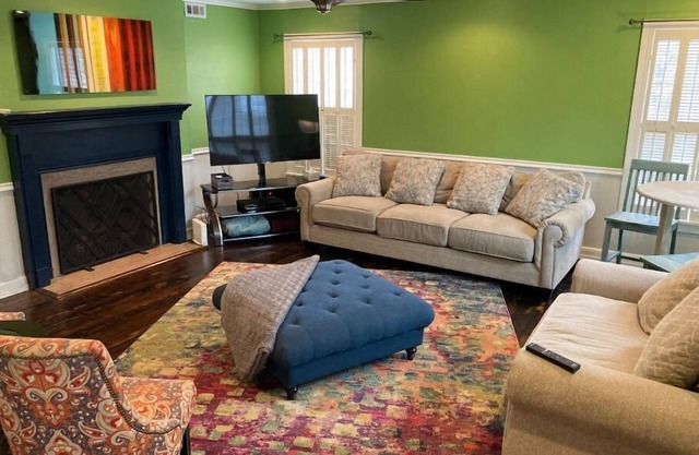 3pm checkout, Comfy Beds, Big Porch, Pool Table, Ping Pong, Grill, HBO