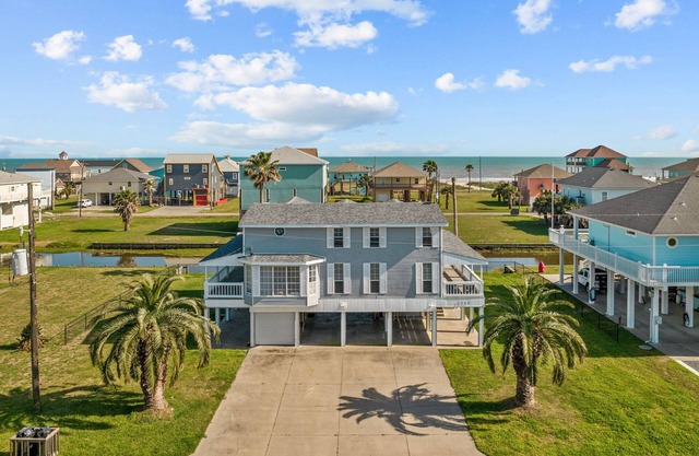 3rd row, great views, sleeps 10, 2 min from beach, bring the fam & dog!