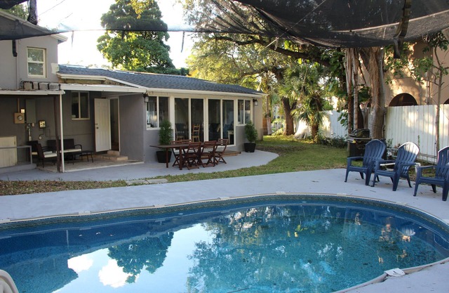 4/3 Beautiful House with a huge lot & Parking(Heated Pool)