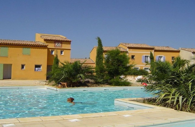 4* air-conditioned house, sleeps 6, enclosed garden , communal SWIMMING POOL.