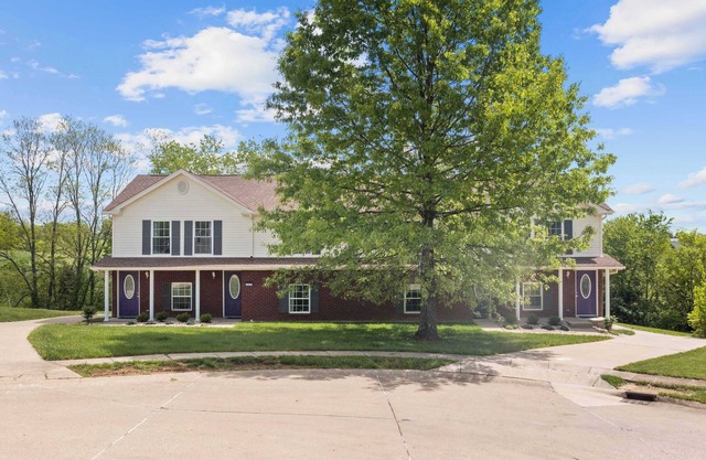 4 Apartments, 10BR - Two and a Half Miles to Ark!