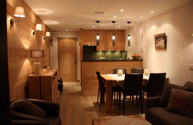 4 * apt at the foot of the slopes (2150m), 2 balconies, 2 TVs, bedroom and bathroom speakers