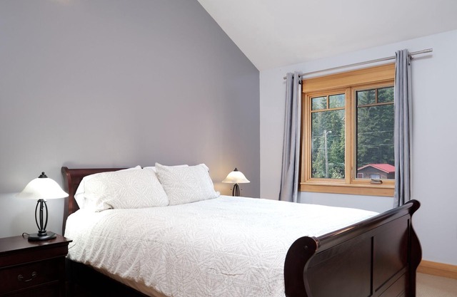 4 BD/3.5BA Redstone Chalets B