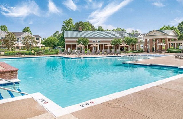 4 BDRM~ HUGE UNIT SLEEPS 12~ ONLY 10 MILES TO BUSCH GARDENS~INDOOR/OUTDOOR POOLS