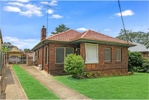 4 Bed, 1 Wash and Extra Toilet - Close to Parramatta CBD - Full House