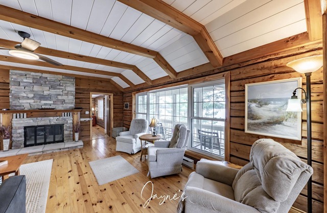 4 bed 2 bath cottage on Clear Lake