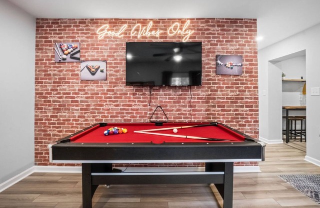 4 Bed,3 Bath, Hot tub, Fun Game Room, Fire Pit, 12 min NRG