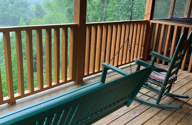 4 Bed, 4 Bath, Lake Cabin w/Hot Tub Near Dollywood, Pigeon Forge & Smoky Mnts