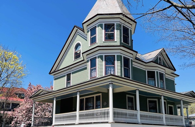 4-Bed Booking for Belmont! Fully Restored Victorian Blocks from Broadway