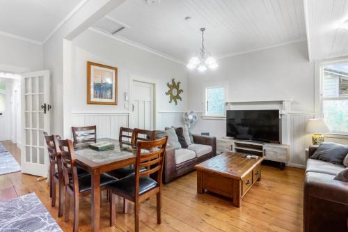 4 bed Bungalow - Parking - Netflix - 2 bathrooms