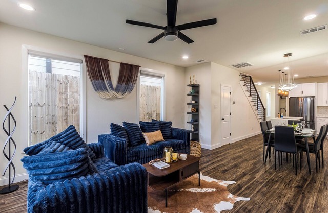 4 -bed house in Downtown Dallas with movie theatre rooftop