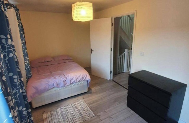 4 Bed House Sleeps 12 - Private Garden - Parking