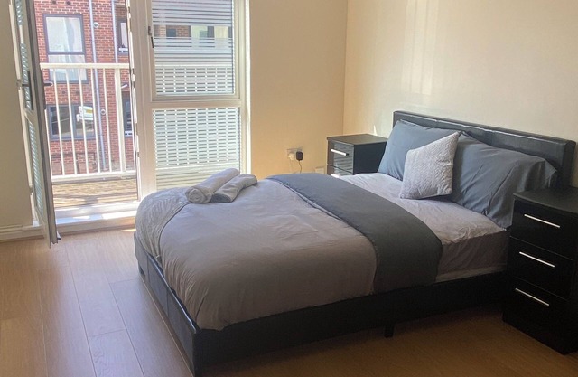 4 Bed House - Sleeps 8 - Wifi - Parking
