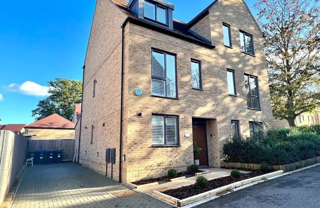 4-Bed in Coulsdon 20 min London, 20 min Gatwick 2