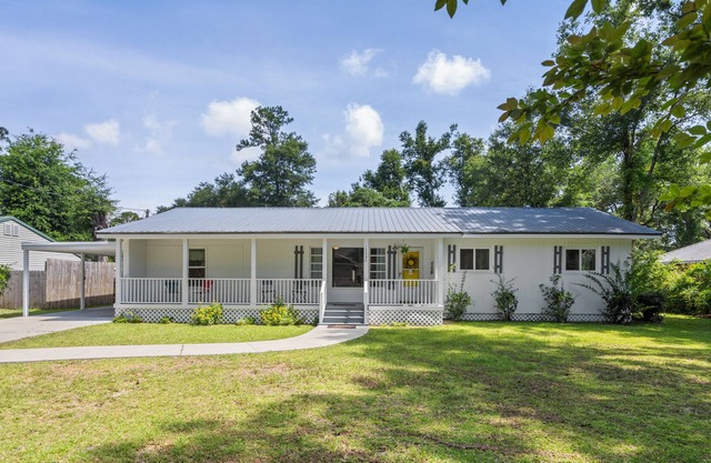 4 bedroom 2 bath cottage close to OWA and Foley and Gulf Shores Sportsplex