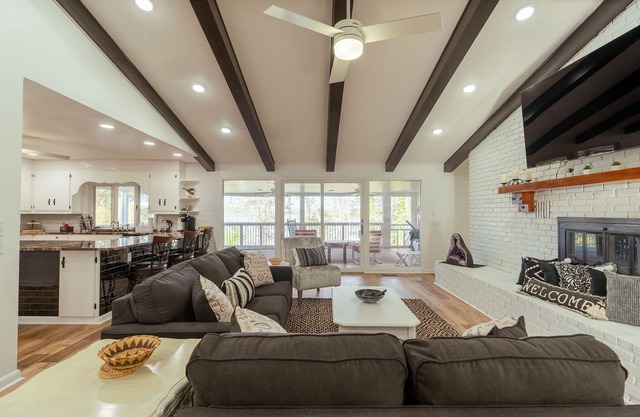 4 Bedroom + 3.5 Bathroom Greers Ferry Lakefront Home in Heber Springs!