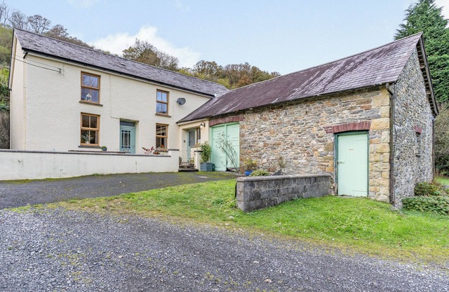 4 bedroom accommodation in Llanllawddog, near Brechfa