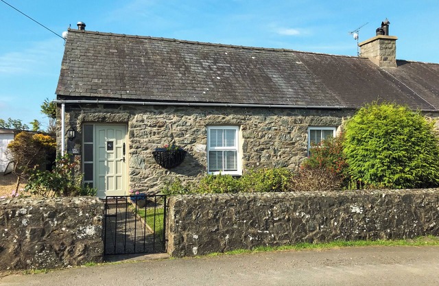 4 bedroom accommodation in Tudweiliog