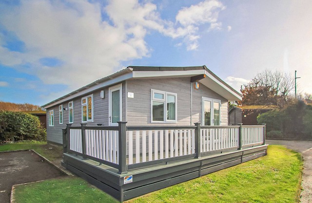 4 bedroom accommodation in Milford-on-Sea, Nr Lymington