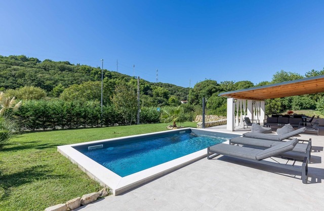 4 bedroom awesome home in Mundanije