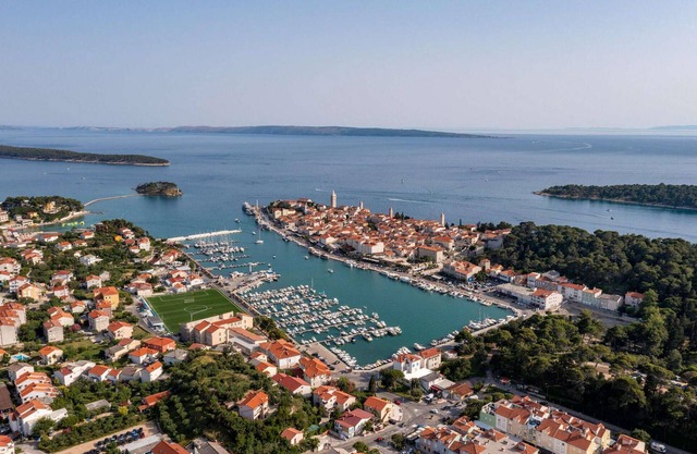 4 bedroom awesome home in Rab