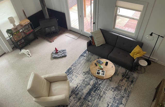 4 bedroom Basye, VA with nearby skiing, lake & mountain biking. Fully equipped