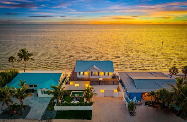 4 bedroom beach front with a pool