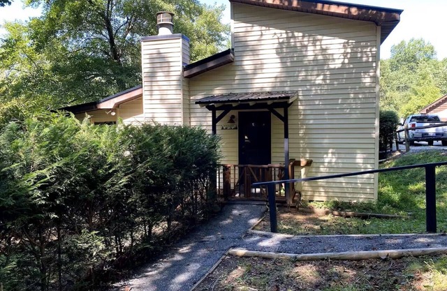 4-bedroom cabin in tranquil Murphy with WiFi, AC, and Hot tub