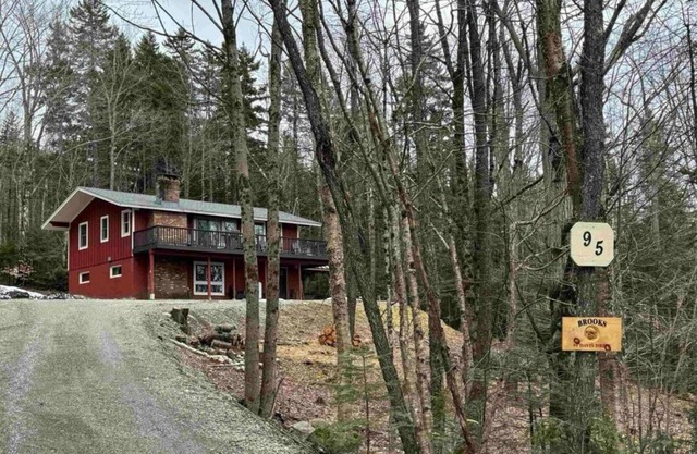 4-bedroom chalet with outdoor hot tub in lovely Wilmington with WiFi