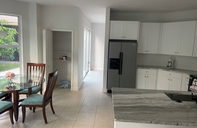 4-bedroom estate in fantastic Greenacres with AC, WiFi
