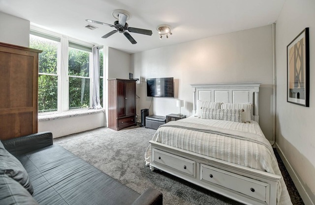 4 Bedroom flat in ideal location by upscale shops, cafes. Fast WiFi