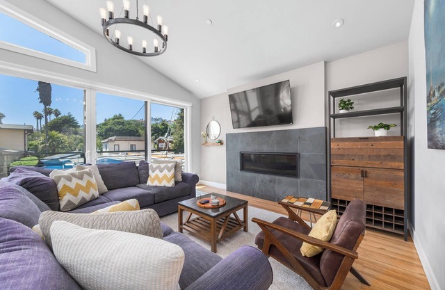 4 bedroom home in Capitola Village, free parking!