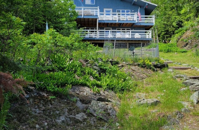 4 bedroom Home with 2 decks for panoramic views and dock access to Daisy Bay