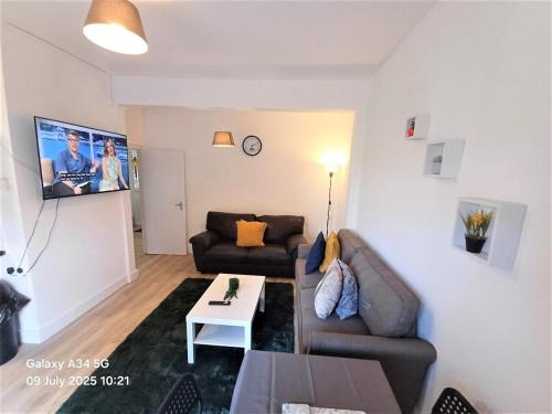 4 Bedroom House 8min walk to EastHam Station