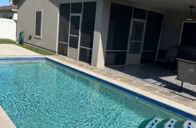 4-bedroom house in Laredo with Pool,WiFi, AC. Close to TAMIU, Airport, Hospitals