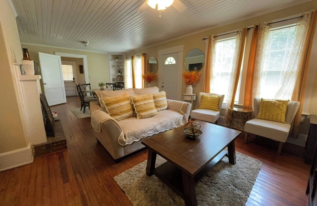 4-bedroom house in peaceful Valdosta 4 queen beds, 3 sofa beds w/full amenities