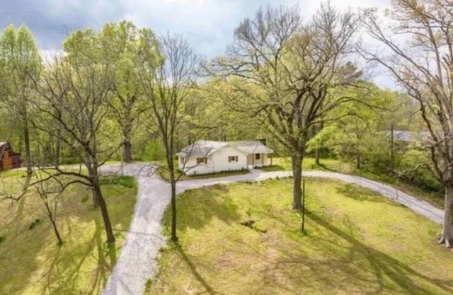 4-bedroom house in wonderful Millington with WiFi, AC- Pond - Barn - 9 acres -