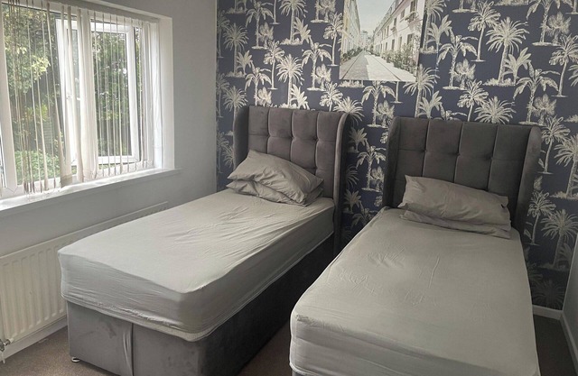 4 Bedroom House - Sleeps 6 - Garden, Bbq, Parking