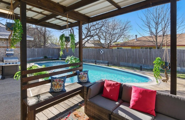 4-Bedroom House with Private Pool near Cowboy Stadium and DFW