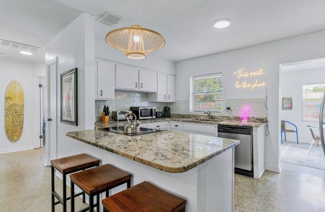 4 Bedroom House w/Fully Fenced-In Backyard, Dog Friendly, 3 Min Drive to Beach!