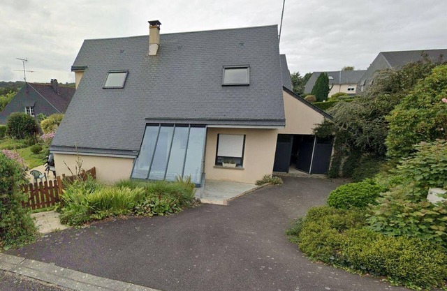 4-bedroom house with garden and bikes in Le Neufbourg
