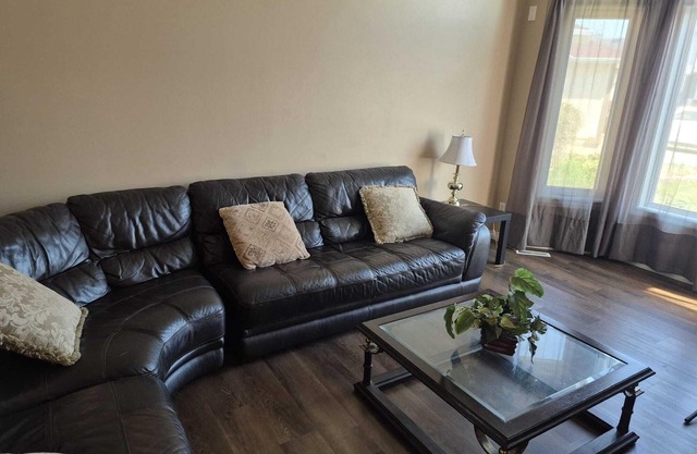 4 Bedroom House with Huge Living and Family Room 22 Sleeps 23 Minute Airport