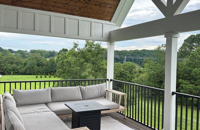 4-bedroom Lake house in tranquil Winchester with Lakeview's, hot tub, pool.